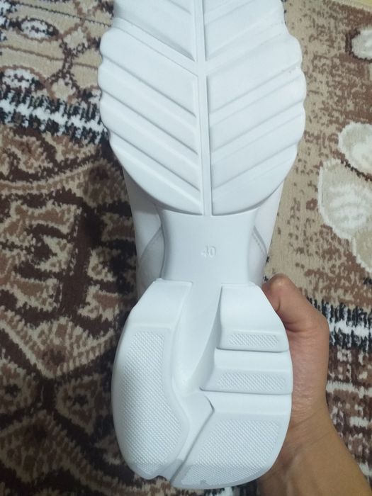 Женский кроссовка сотилади янги 40