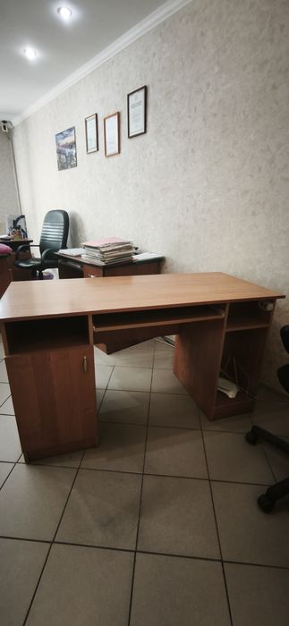 Продам стол офисный
