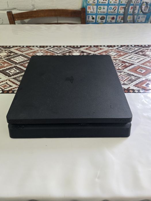 Продам PS 4 в хорошем состоянии