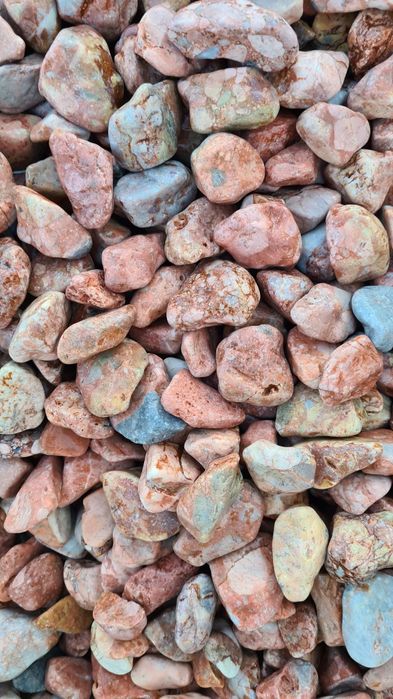 Piatră, marmura rotungită alba,roșii, roze,gri, la amenajări grădini