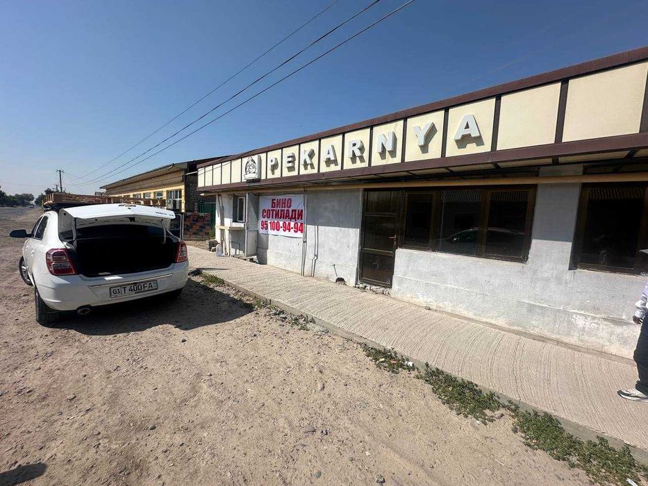 Здание под магазин и пекарню на оживлённой улице