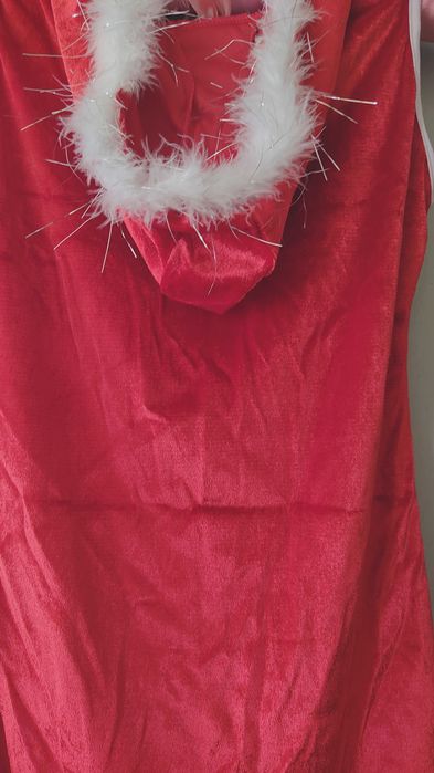 Коледна къса секси рокля-туника, мини размер с пухче и къси ръкавици.