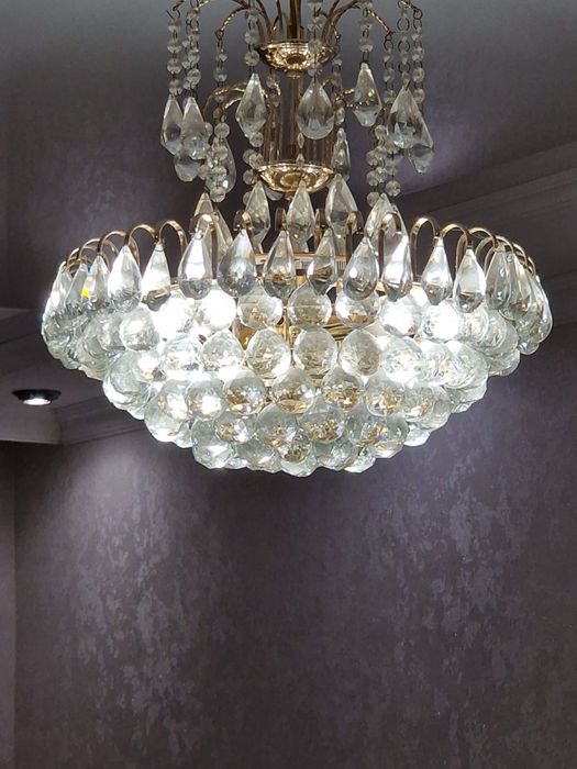 Люстра для зала хорошо освещает