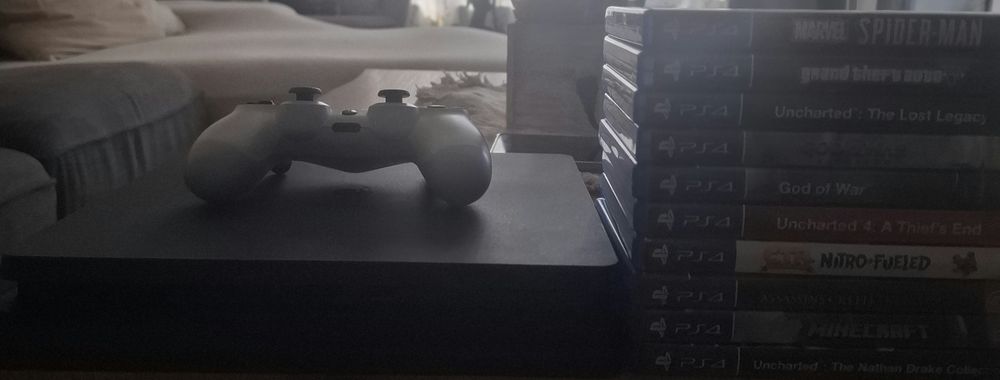 PS4 slim+ 10 игри в много добро състояние