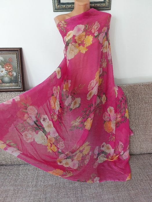 Splendida matase naturala 100% cu imprimeu floral exotic pe fond fucsia