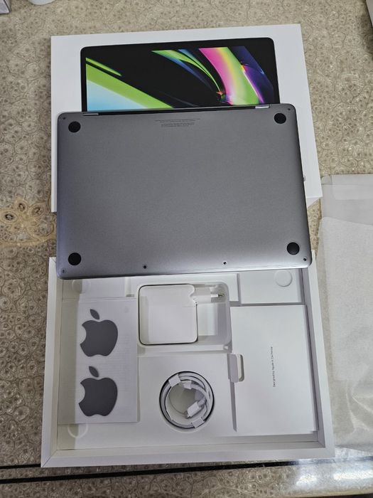 MacBook Pro M2 13 dyum space gray (8GB/256GB) full box soltiladi