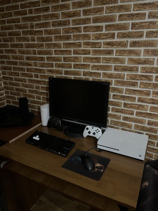 Продавам xbox one s 1TB
