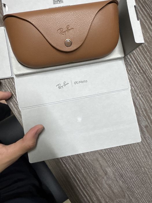 Очки Ray-Ban.