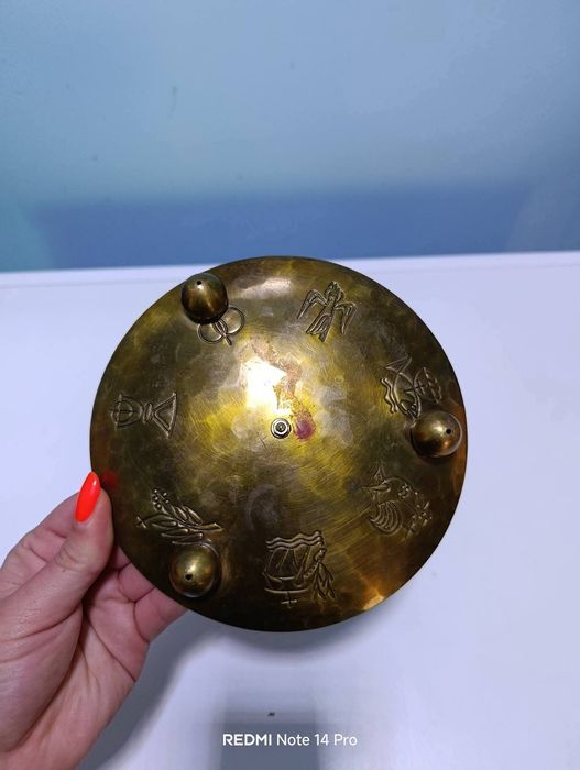 Бронзов свещник с гравирани християнски символи