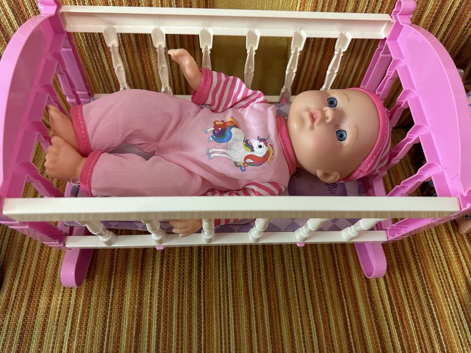Два броя кукли и бебе с кошара.