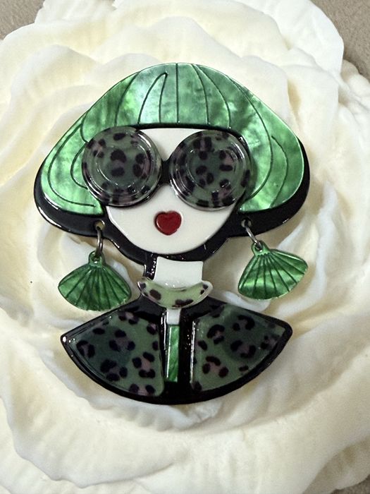 Различни модели брошки