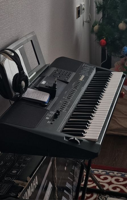 Продам синтезатор Yamaha PSR-E463