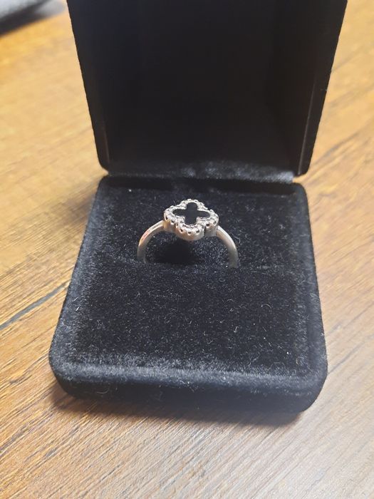 Сребърен пръстен с черен камък кръст