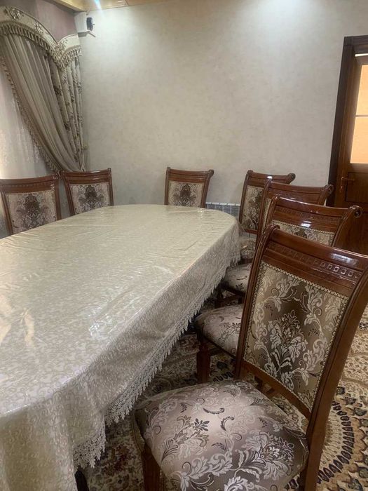 Стол-Стулья для гостиной есть и стол