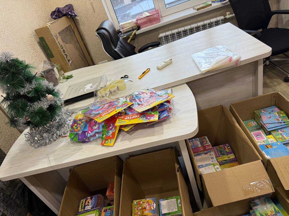 Продаётся полный комплект офисной мебели (6 предметов)