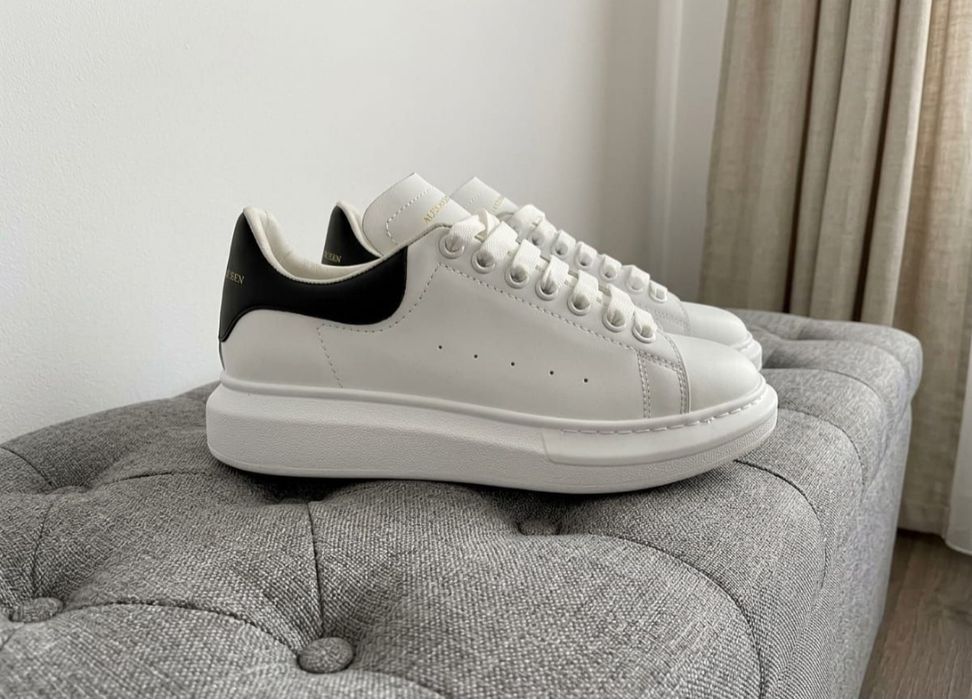 Alexander McQueen - sneakers albi cu negru,

mărimea 42