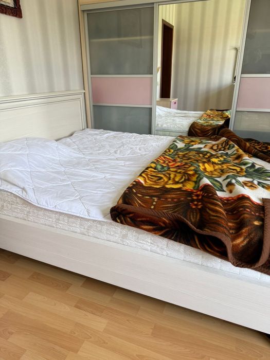 Продам кровать и комод с зеркалом