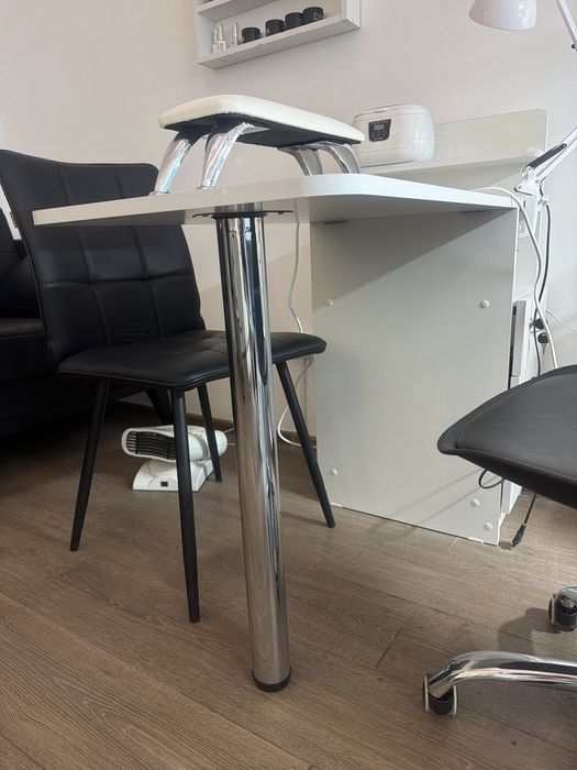 Маникюрный стол