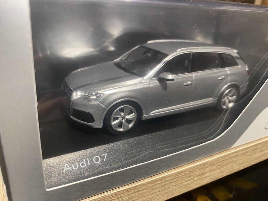 SPARK AUDI Q7 an 2017 machetă auto scara 1:43