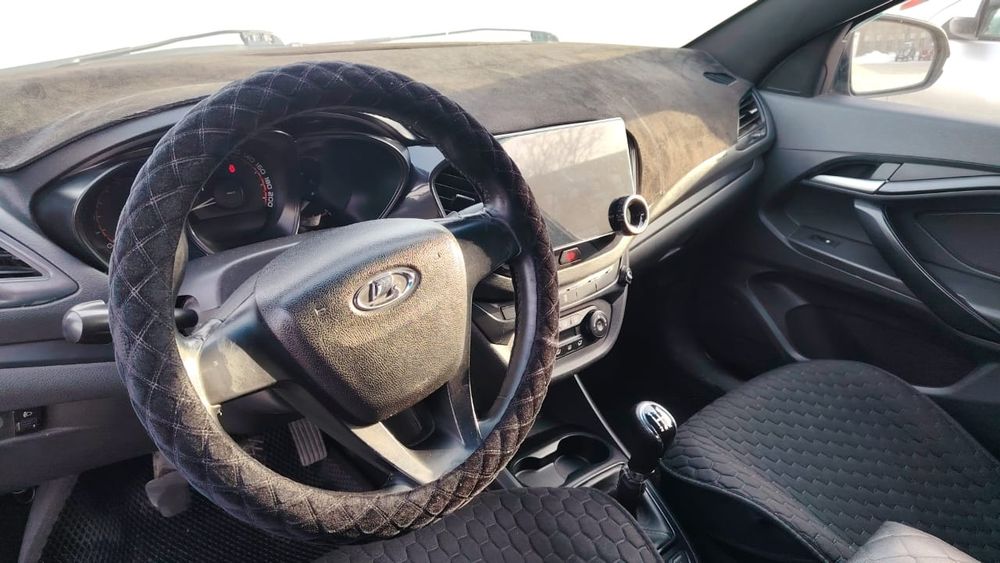 LADA Vesta-19 года.