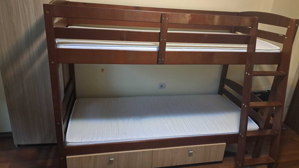 Двуетажно легло с чекмеджета, матраци, гардероб. Мебели за детска стая