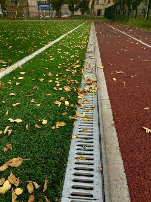 Лоток водоотводный пластиковый с оцинкованной решеткой. Ливневки, люки