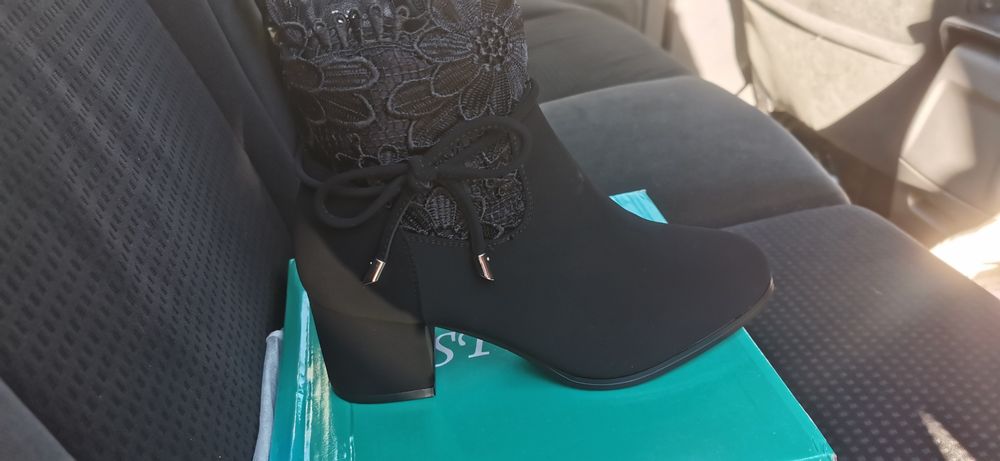 Дамски черни велурени боти