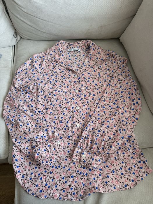 Бежов пуловер Guess и блузи и ризи Zara