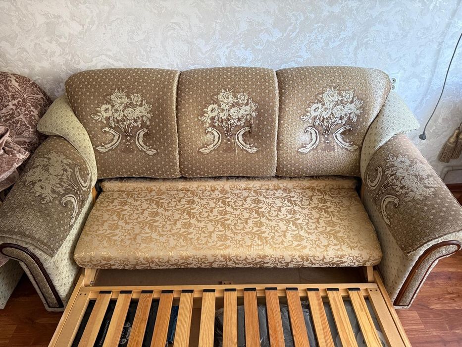 Диваны спальный и кресло