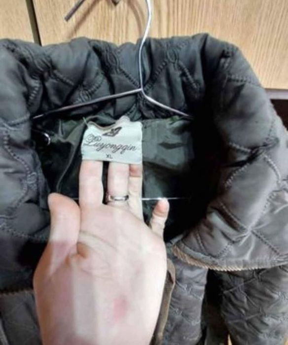 Scurtă dama cu glugă, potrivită pt mărimea  XL.