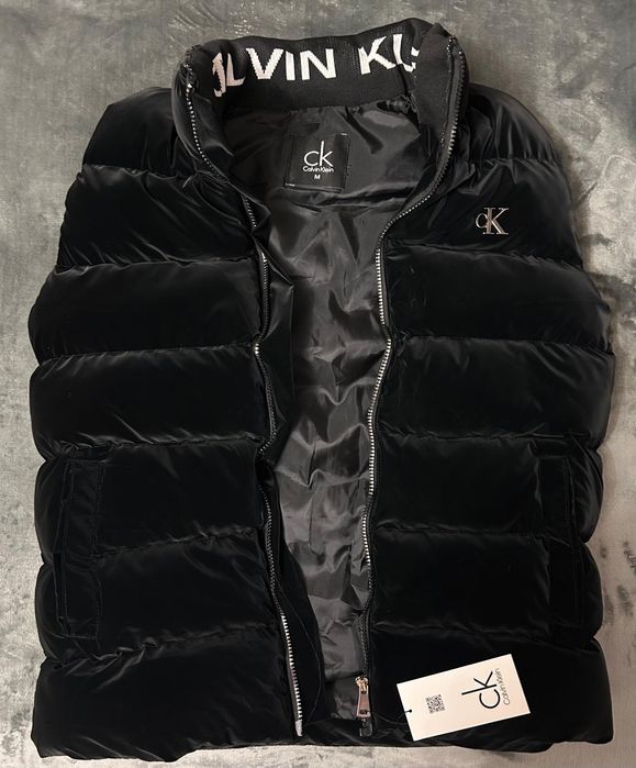 Vând vesta noua de bărbați Calvin Klein