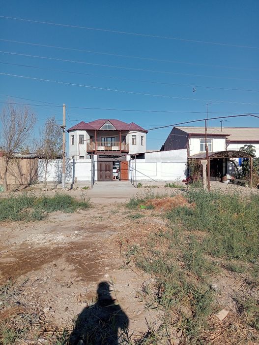 Базардын касы Караван Кафенин арты Арал кошеде 2 етажлы уй сатылады