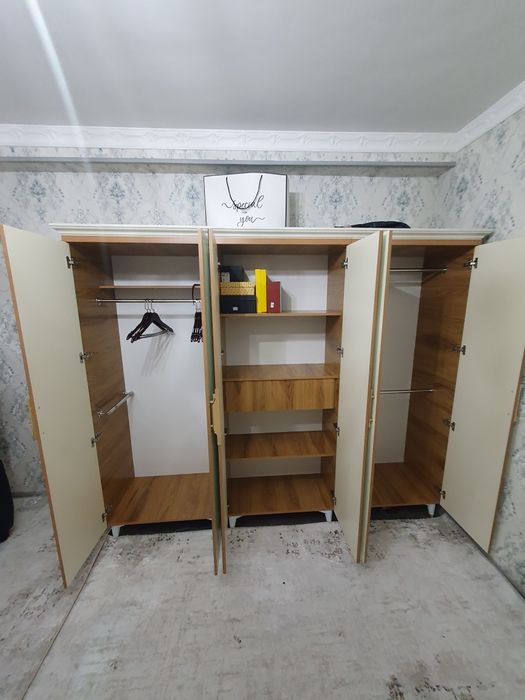 Спальный тумбочка и шкаф