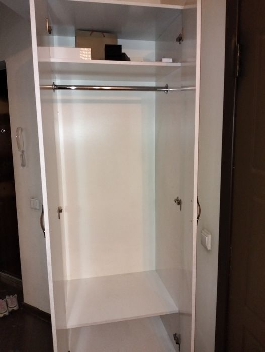 Продам шкаф, шифоньер, стол, трумбу.