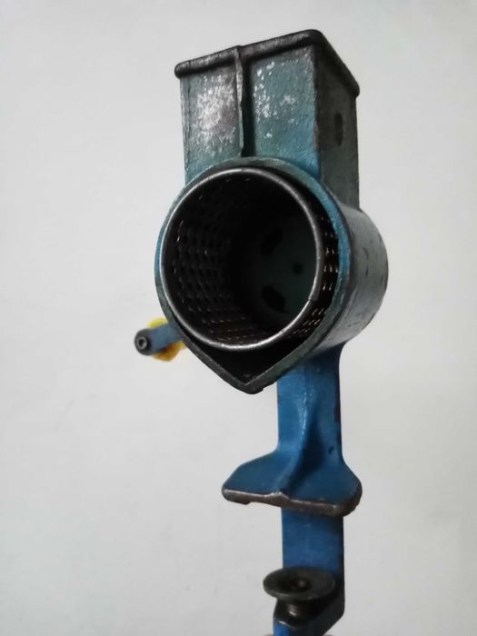 Ретро мелничка за чер пипер, мелничка за орехи и ядки.