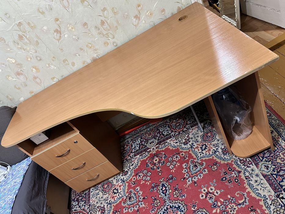 Компьютерный стол с тумбочкой