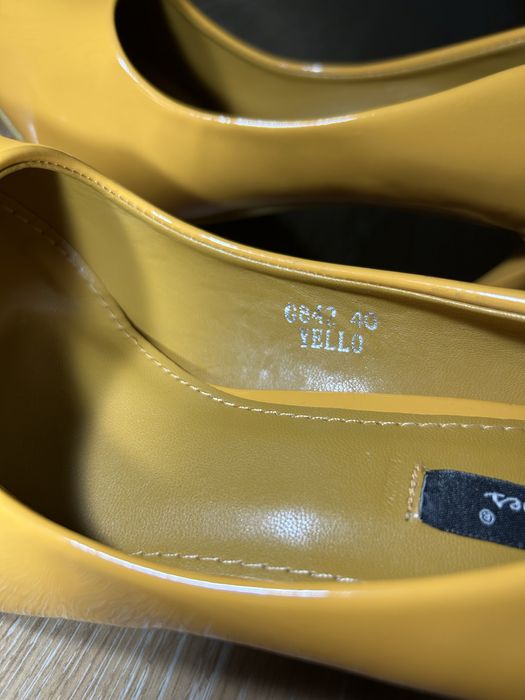 Елегантни обувки и чанта в цвят горчица, носени веднъж