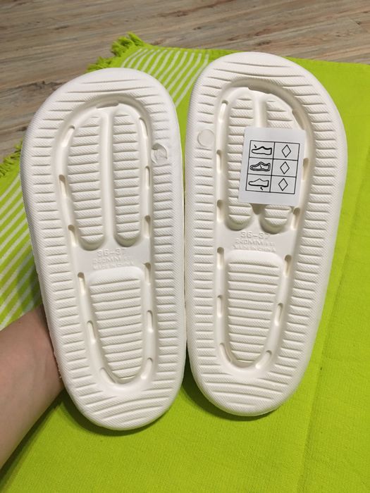 Papuci albi in trend