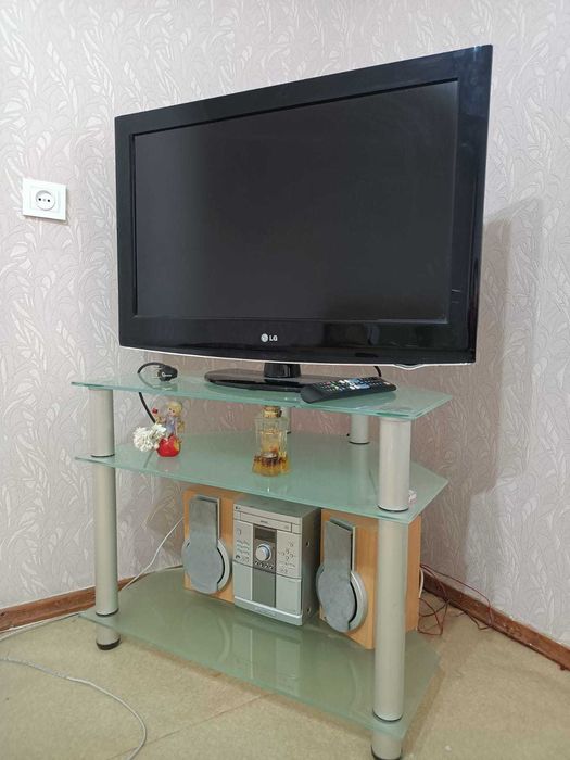 Телевизор б/у LG с подставкой диагональ