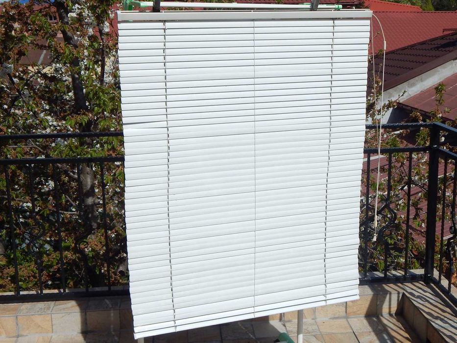 Jaluzea metalica alba dimensiuni 115 x 92 cm anii 1990 utilizata