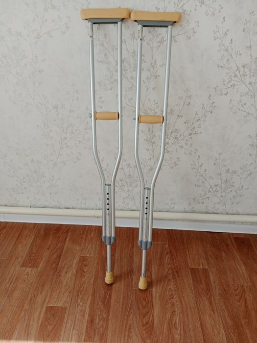 Костыли новый  в собранном виде