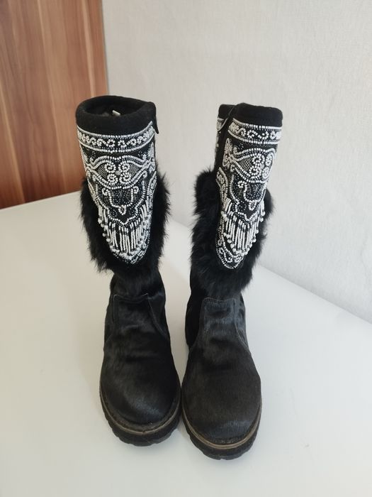 Продам унты теплые на зиму.