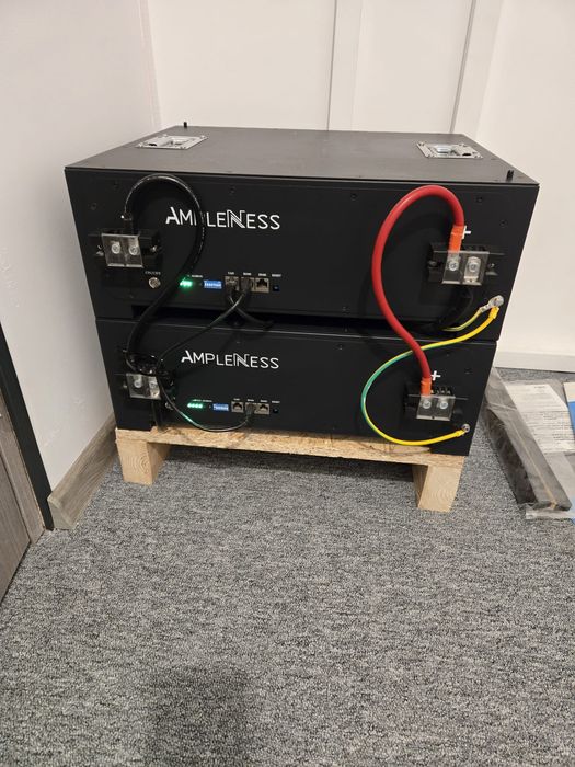 Vand invertor marca growatt de 6 kw cu doi acumulatori