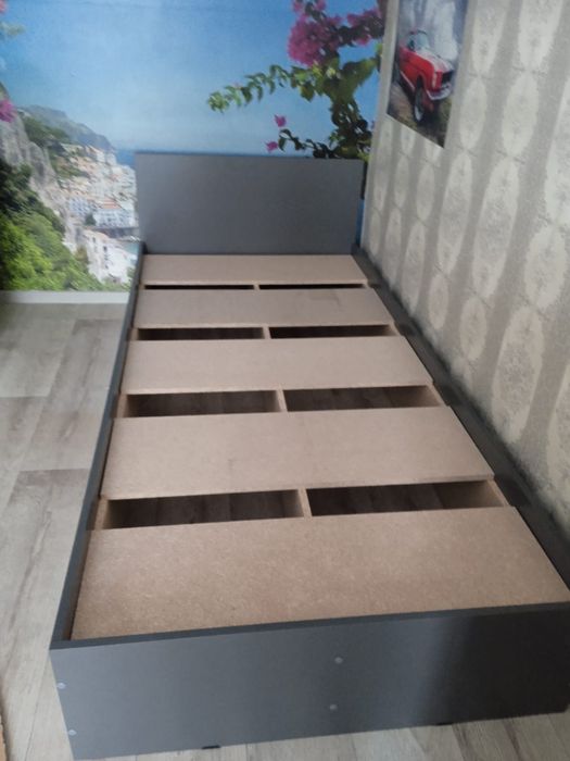 Кровать с матрасом