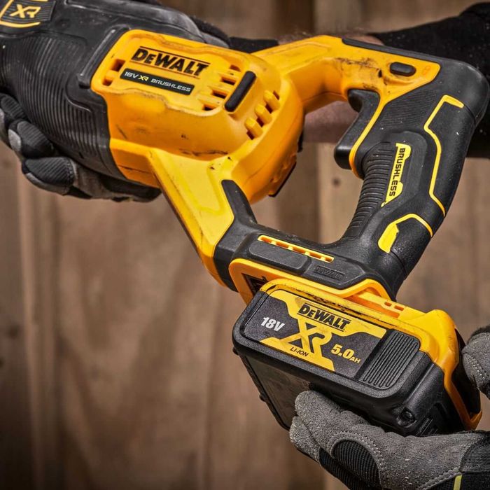 Саблен трион DeWALT DCS382N акумулаторен, 18 V, 28.6 мм
