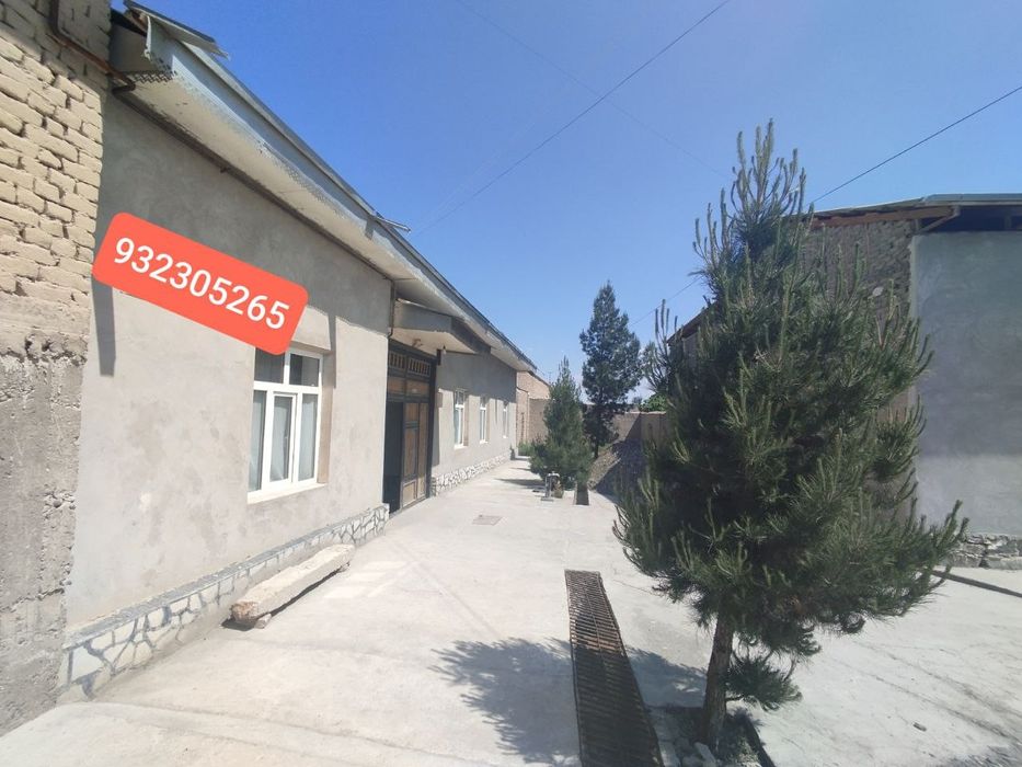 Uy sotiladi srochno yashashga tayyor 8 sotok 8 xona hamma qulayliklar