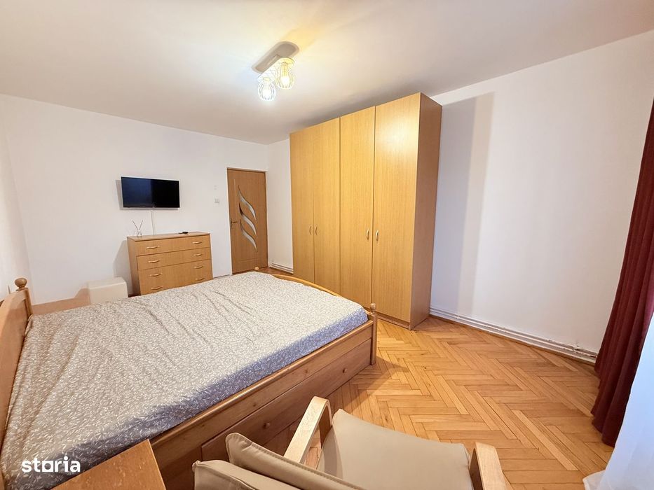 Inchiriez apartament cu 2 camere, decomandat in 7 Noiembrie, etaj 3