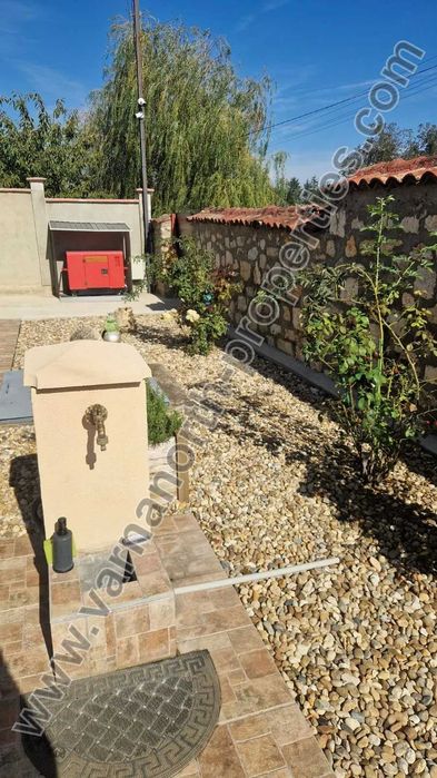 Къща с басейн разположена в добре обслужено село