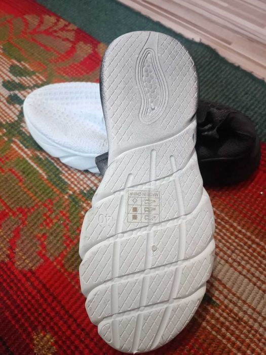 Черно бели маратонки