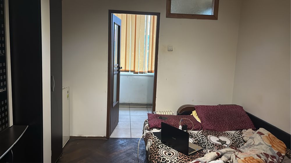 De vanzare garsoniera camera de camin  baie bucatarie camera